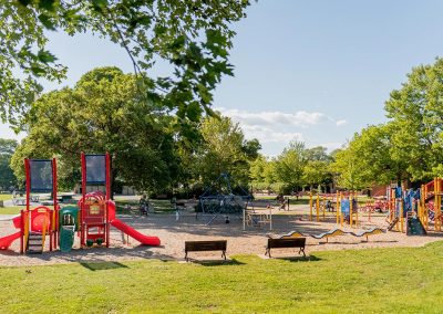 Parc et espace de jeux pour enfants près de Westbury Montréal