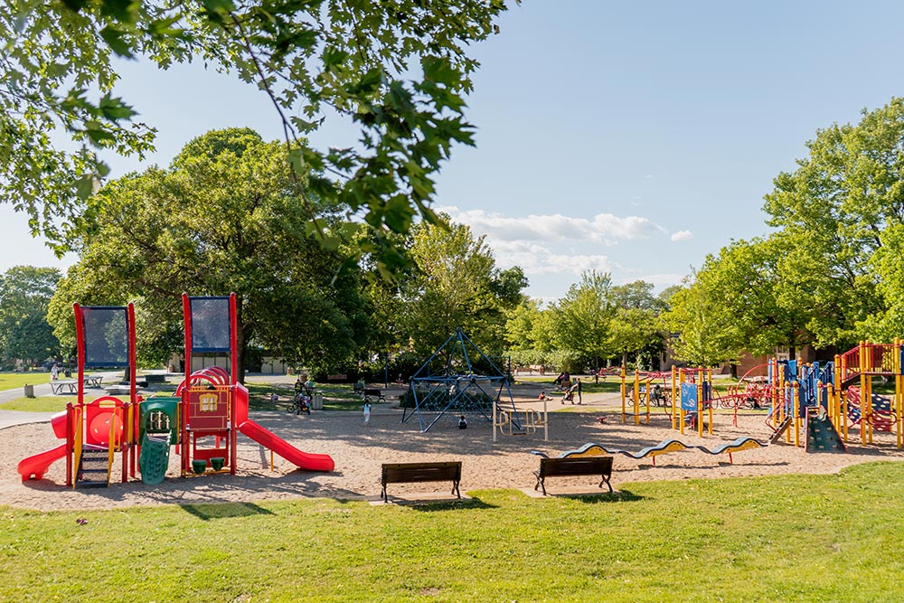Parc et espace de jeux pour enfants près de Westbury Montréal