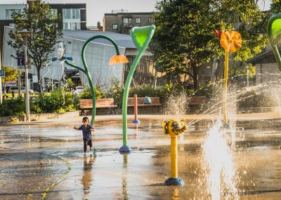 Jeux d'eau pour enfants situés près de Westbury Montréal