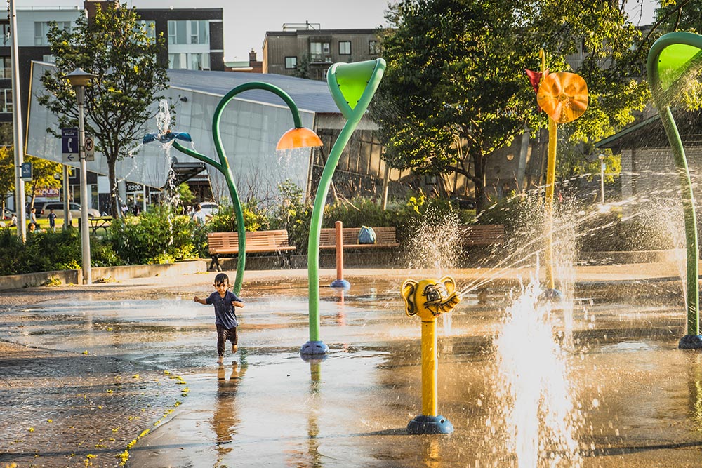 Jeux d'eau pour enfants situés près de Westbury Montréal