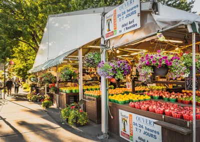 Marché près de Westbury Montréal vendant des fleurs, fruits et légumes