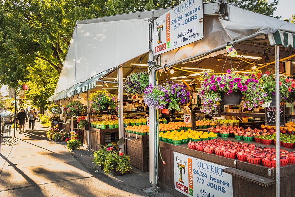 Marché près de Westbury Montréal vendant des fleurs, fruits et légumes