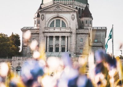 Fleurs et façade de l'Oratoire Saint-Joseph