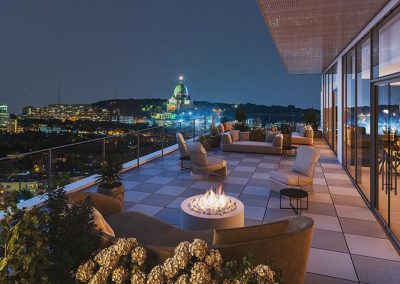 Vue de nuit de la terrasse de Westbury Montréal